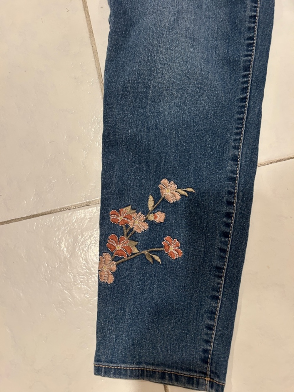 Women's Blue beautiful Embroidered Floral Jeans. Size 6P. Lots of stretch. - Picture 4 of 9